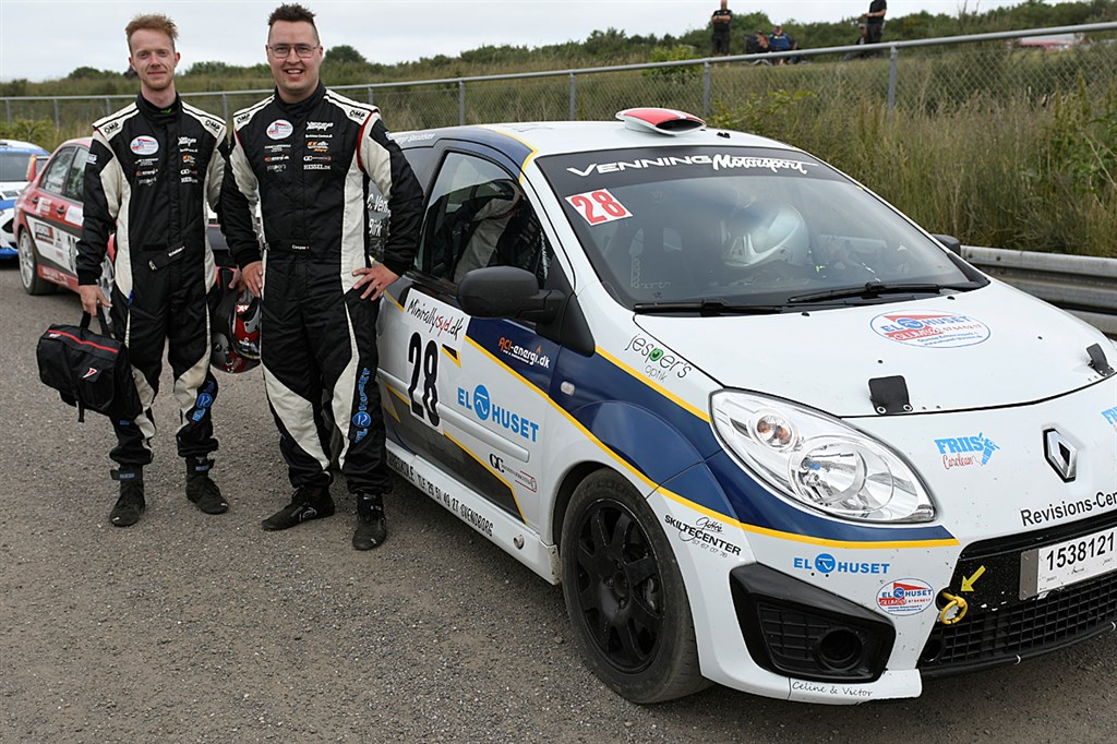 Efter en lang, varm og støvet dag nåede Casper Venning og Kristian Birk Hansen i mål med deres Renault Twingo R2 og fik en håndfuld mesterskabspoint med hjem i stedet for som flere andre at udgå af løbet.
(Foto: specialpress@gmail.com)
